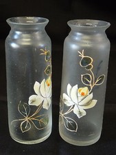 Deux vases en verre opaque