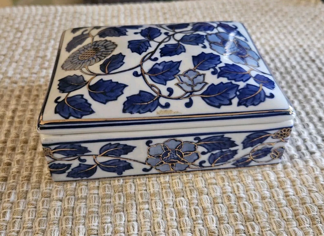 Chinese Porcelain Rectangular Lidded Trinket Box with Blue and White Floral Design