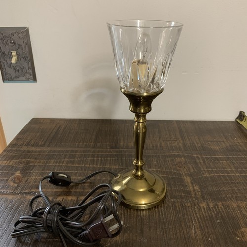 9,5" hohe schmale Tischlampe Messingfuß klar aufrecht geätztes Glas überbacken