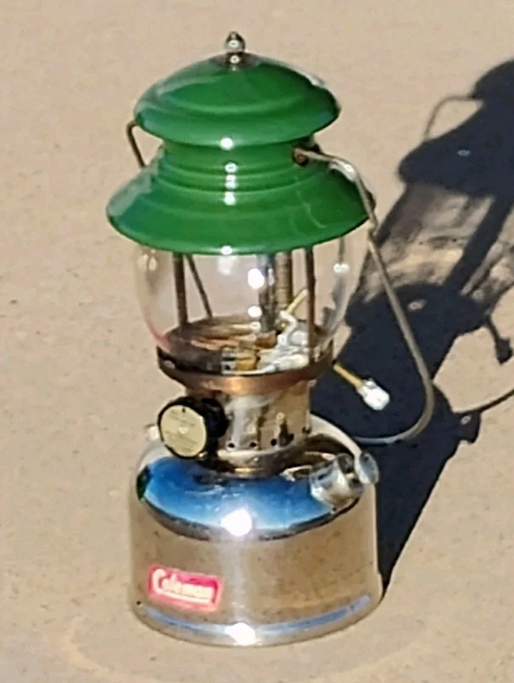 Зеленый профессиональный фонарь Coleman 202 - Изображение 2 из 4