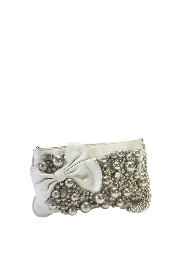 Bolso sin asas Betsey Johnson para mujer de cuero con cuentas lazo punta plateada muñeca blanco Foto 2 de 4