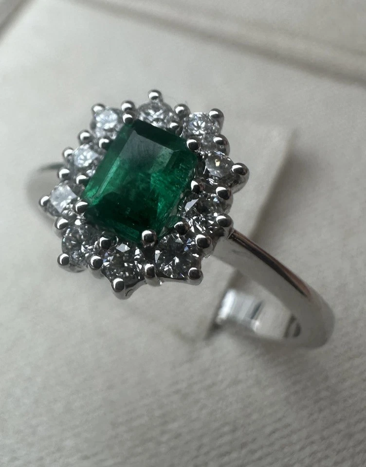 Anillo de Oro Blanco 18kt. Diamantes Naturales Y Esmeralda Natural con Garantia - Imagen 2 de 4