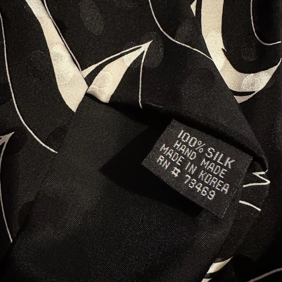 Vintage 1993 Looney Tunes Mania 100% Silk Tie - Pepe Le Pew Skunk - Image 3 of 3