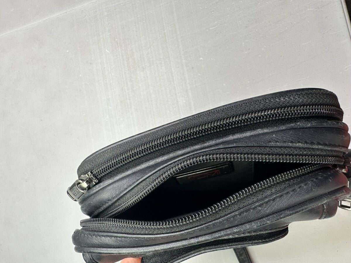 Tumi Crossbody Bag Adult Small Black Leather 92102D4 Zip Tumi Crossbody Bag Adult Small Black Leather 92102D4 Zip