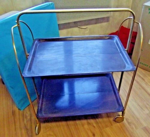 Tables du XXe siècle en plastique