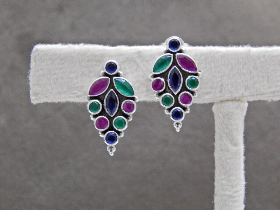 Pendiente Flor Rubí Natural, Esmeralda y Zafiro, Plata de Ley 925 Foto 2 de 4