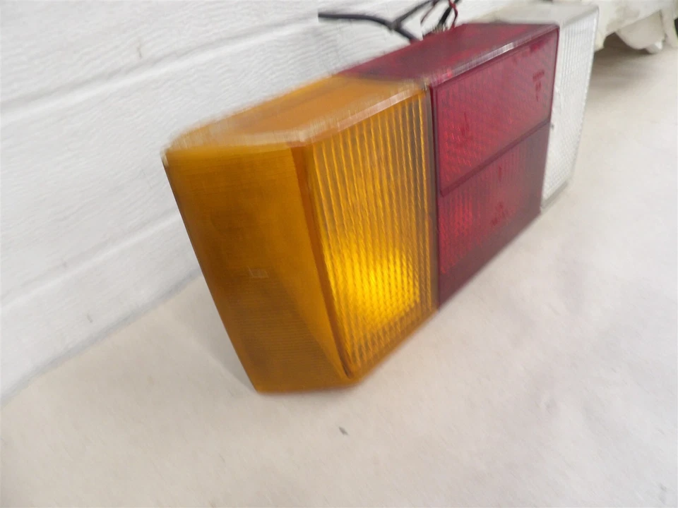 LH DRIVERS SIDE TAIL LIGHT LAMP ASSEMBLY 1976-1984 VOLKSWAGEN RABBIT OEM - Image 3 of 4