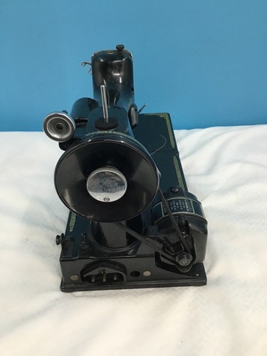 Vintage Singer Featherweight Sewing Machine in Original Case - Untested - Picture 10 of 11