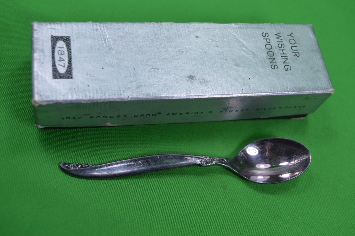 Souvenir Spoons 1847 Rogers Bros Sugar Spoon ANTIQUE COLLECTABLE