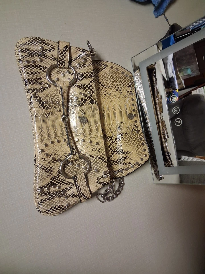 Cartera clutch vintage de piel de serpiente con herrajes de broca de caballo Foto 2 de 3