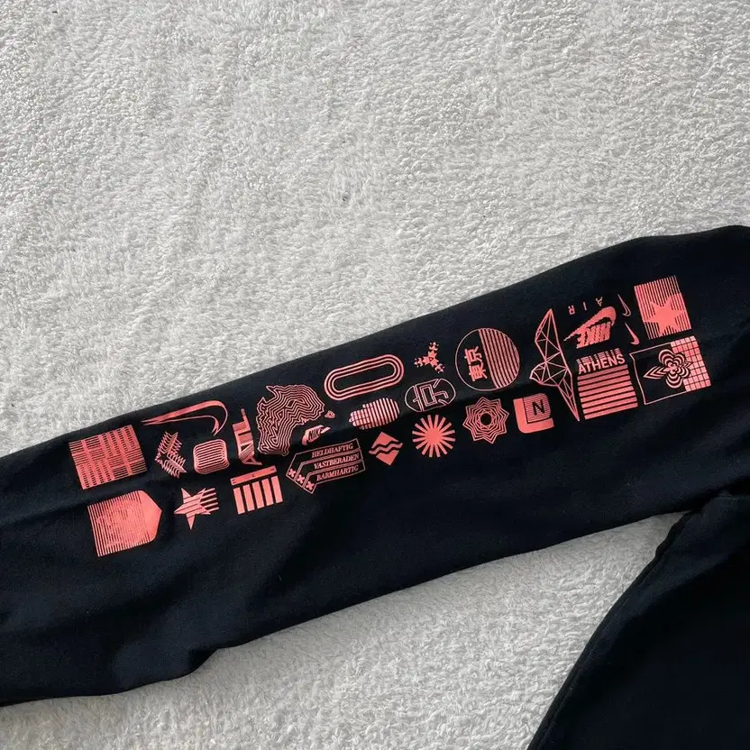 Nike Long Sleeve Swoosh World Wide - Size L, Black, Lightly Used thumbnail 8