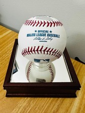 Derek Jeter's 3,000th-Hit Ball Returned By Fan 21
