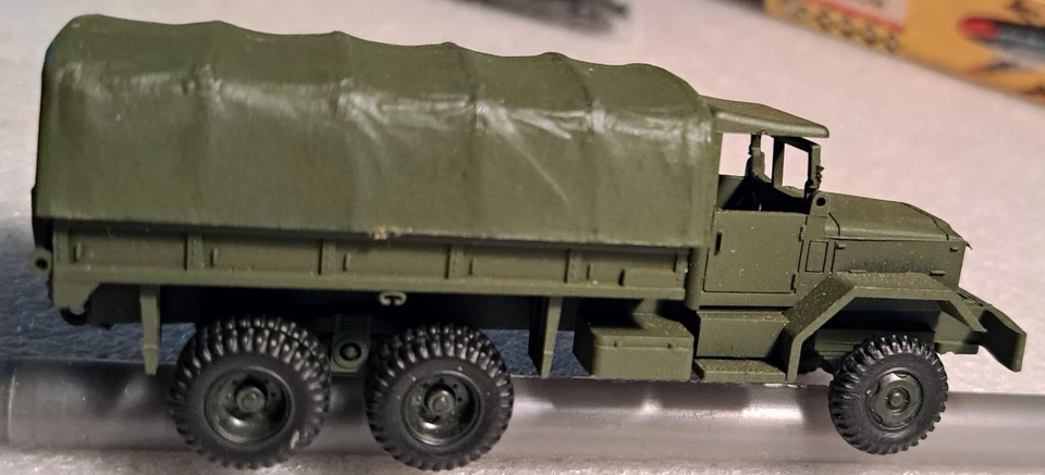 HO - Roco Minitanks Z192 US M-54 5T 6x6 Cargo & Troop Truck - Lot 478 - Image 2 of 4