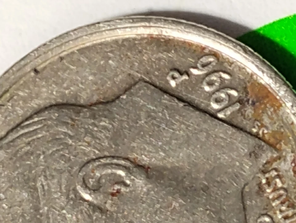 Чрезвычайно редкая монета номиналом 10 центов 1996 с изображением Рузвельта P как новая с ошибкой.  "Двойной удар" - Изображение 3 из 4