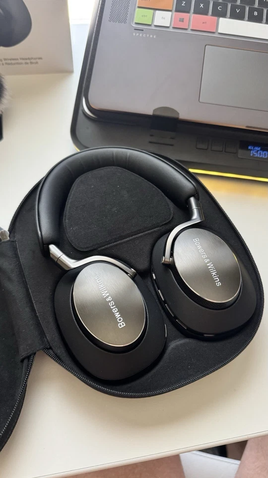 Bowers & Wilkins Px 8 headphones  - Image 3 of 4