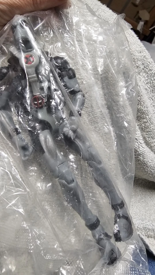 FIGURA DE ACCIÓN MARVEL LEGENDS EPIC HEROES X FORCE 6" GRIS DEADPOOL Foto 2 de 4