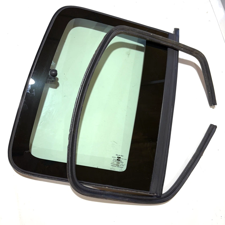 1994-2004 Chevrolet S-10 (GMC Sonoma) RH quarter glass vent window (passenger) - Image 3 of 4