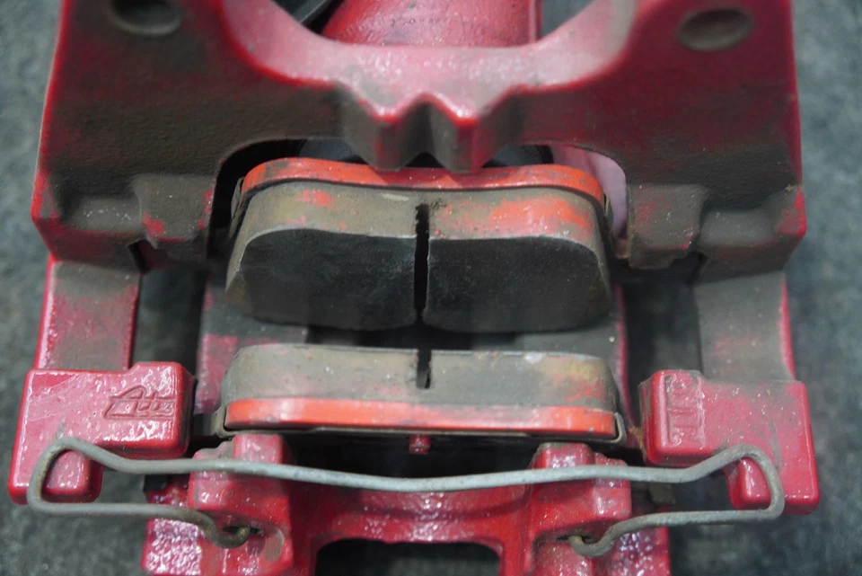 Pinza de freno trasera izquierda y soporte rojo 8V0615423A OEM Audi S3 2016-20 RS3 TT Foto 3 de 4