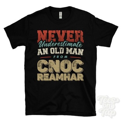 T-SHIRT UNTERSCHÄTZE NIEMALS EINEN ALTEN MANN VON CNOC REAMHAR Weihnachtsgeschenk Spean Bridge