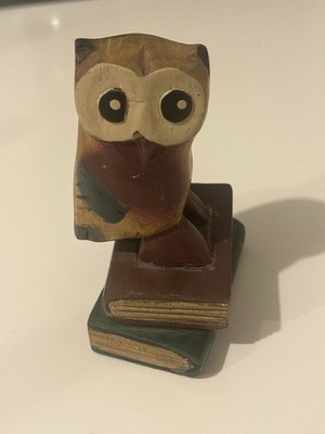 Vintage handgeschnitzte weise Eulenfigur aus Holz thront auf einem Stapel Bücher Geschenk