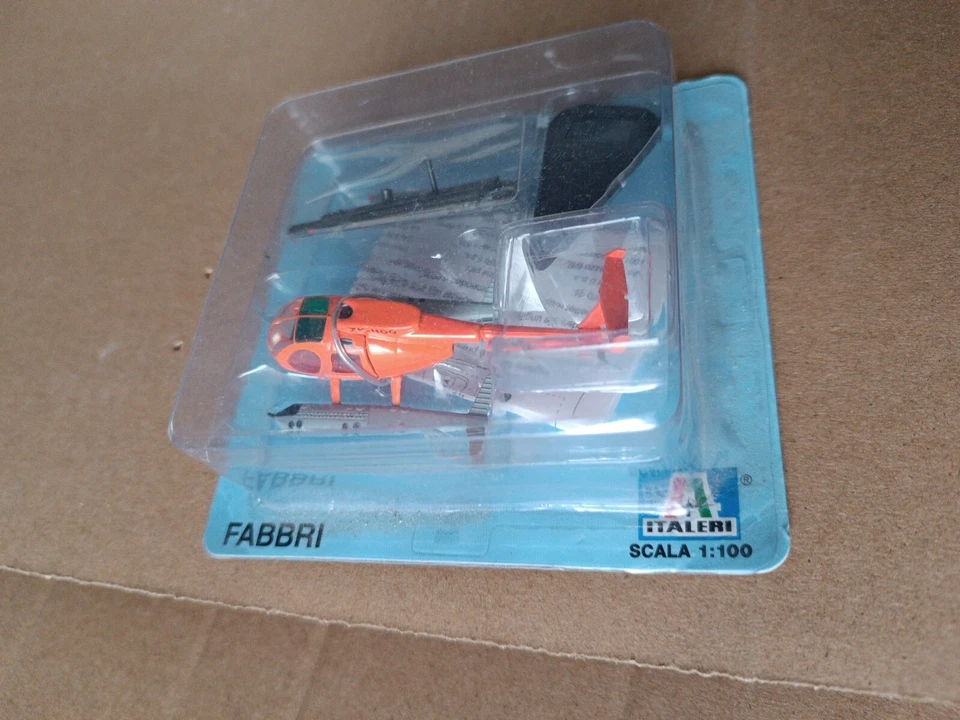 Italeri Elicottero Hughes MD 500 Greenpeace 1/100 Diecast - Immagine 3 di 4