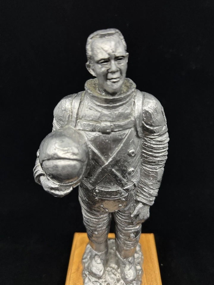 Оловянная скульптура астронавта статуэтка Майкла Рикера «Мужество Америки» No378/1500 - Изображение 2 из 4