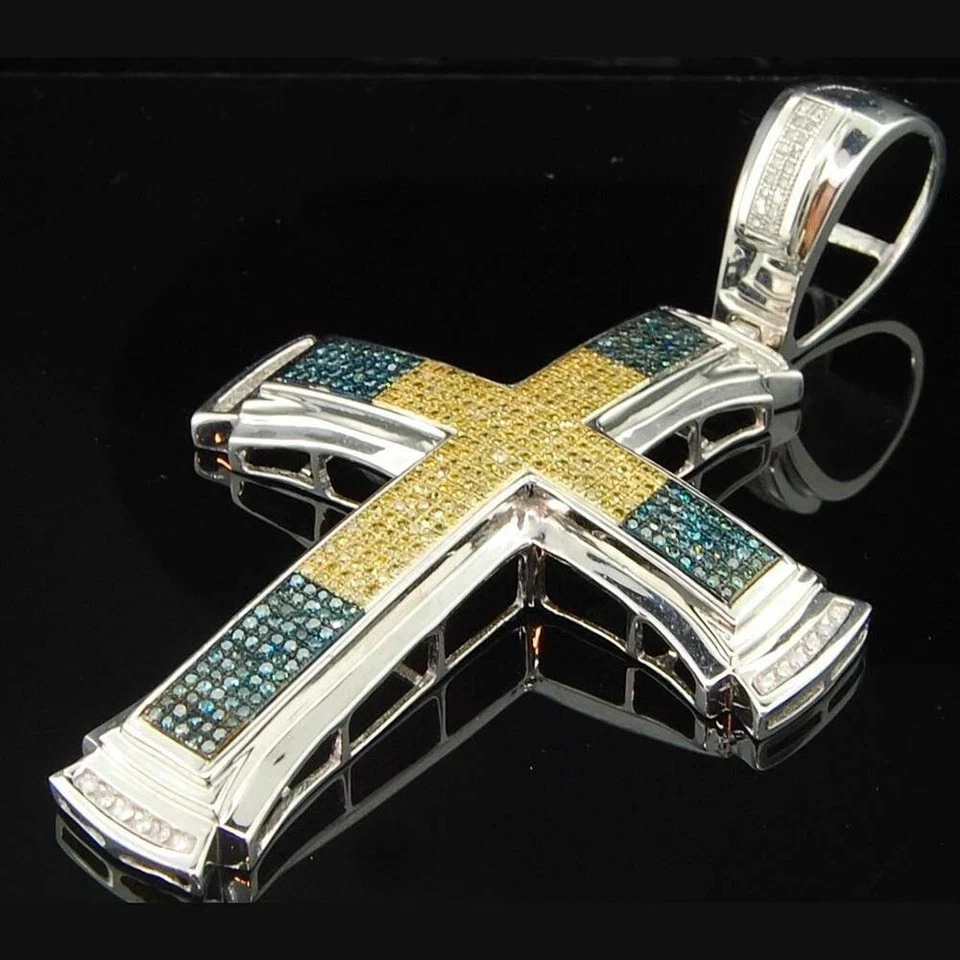 Colgante de cruz enchapada en oro blanco de 14 quilates con diamantes amarillos y azules de 1,60 quilates para hombre de 2,30" Foto 4 de 4