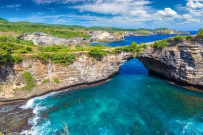 Wandbild: Natürlicher Bogen am gebrochenen Strand in Nusa Penida Island, [...]