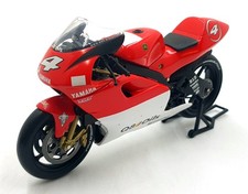 Minichamps 1/12 Scale 122 006304 - Yamaha YZR 500 Max Biaggi 2001