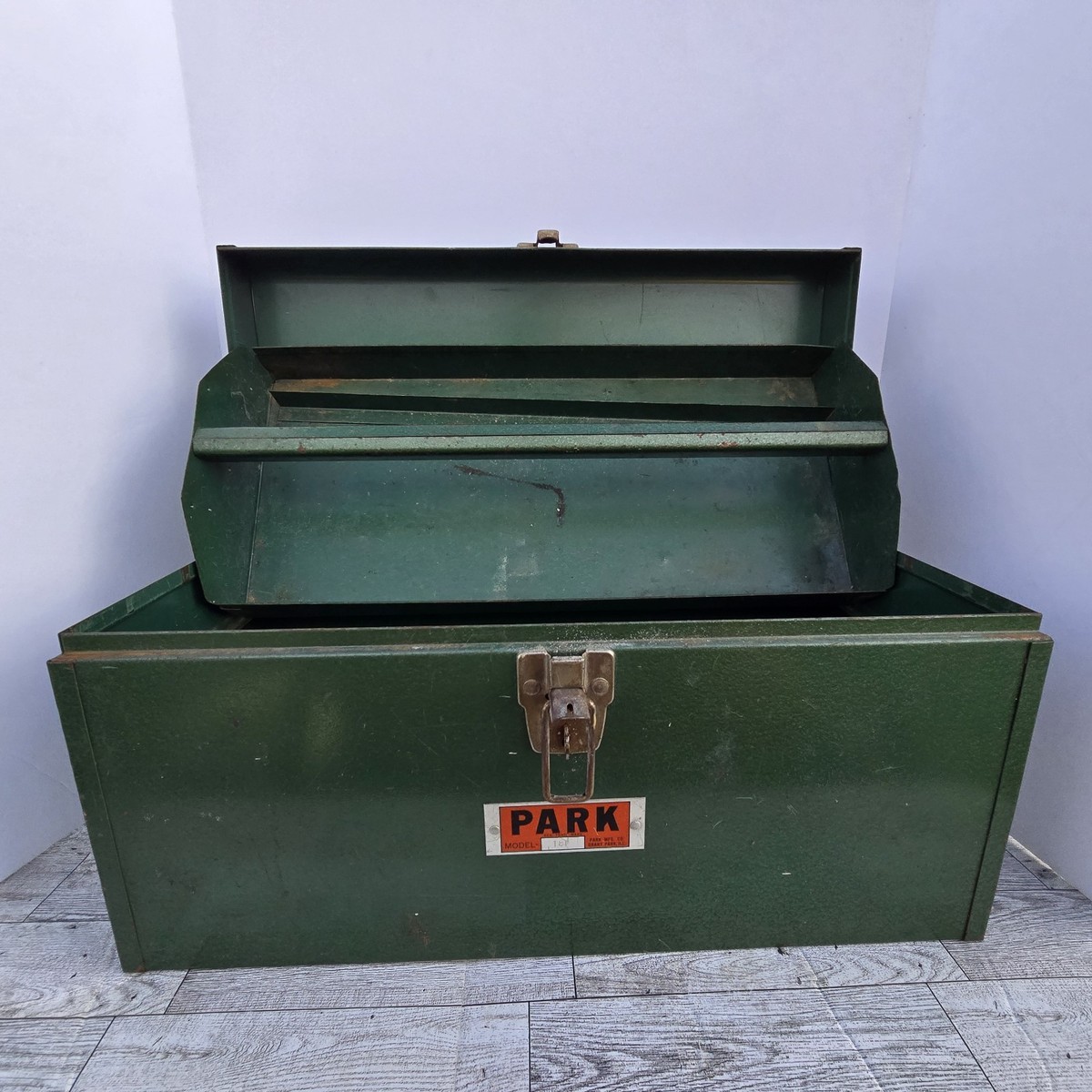 Vintage Park Mfg Model 18F Green Toolbox Removable Tray 20
