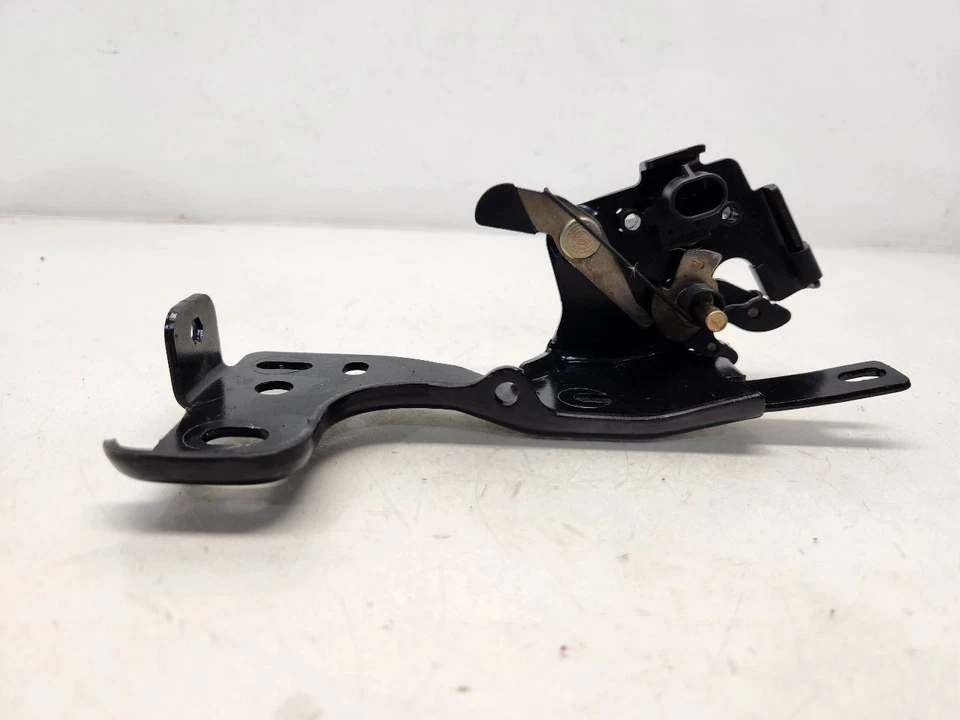 2004 Chevrolet Trailblazer LT Rear Glass Latch W/ Button PN: 15086837 - Image 4 of 4