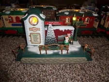 New Bright Holiday Express MUSICAL TRAIN STATION clock tower SHIPS FAST! 384-10