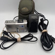 Olympus Digital Camera C-60 Zoom 6.1MP Silver  BATTERY CHARGER Card Case TESTED