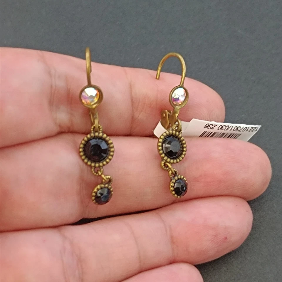 Pendientes colgantes Michal Negrin de cristal negro elegantes minimalistas delicados atemporales Foto 3 de 4