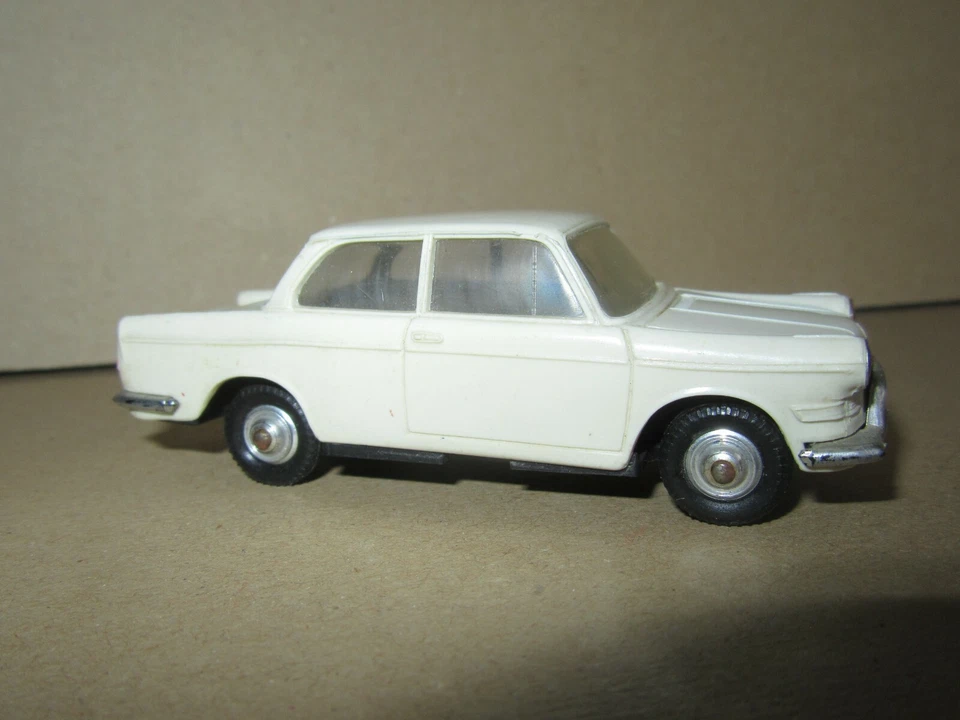 656H Vintage Norev Plastica No 60 Made In France BMW 700 LS Coupé Beige 1:43 - Immagine 4 di 4