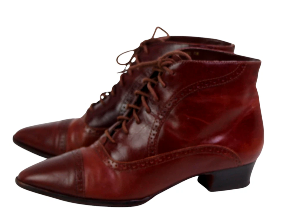 Amanda Smith BOTAS DE TORNOZELO MARROM COURO REAL SALTO BAIXO PONTIAGUDAS COM CADARÇO Tamanho 9M - Imagem 3 de 4