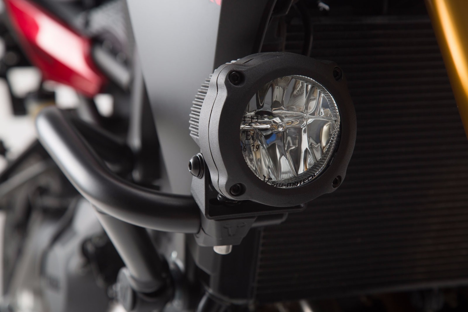 Fixations pour feux additionnels pour road-trip nocturne sur crashbars de moto