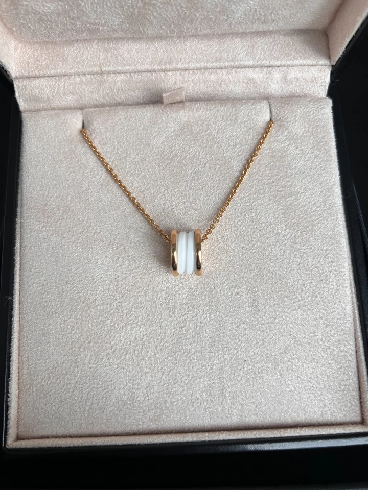 Collar de cerámica blanca y oro BVLGARI B.Zero1 | Venta al por menor: $3,500 USD Foto 2 de 4