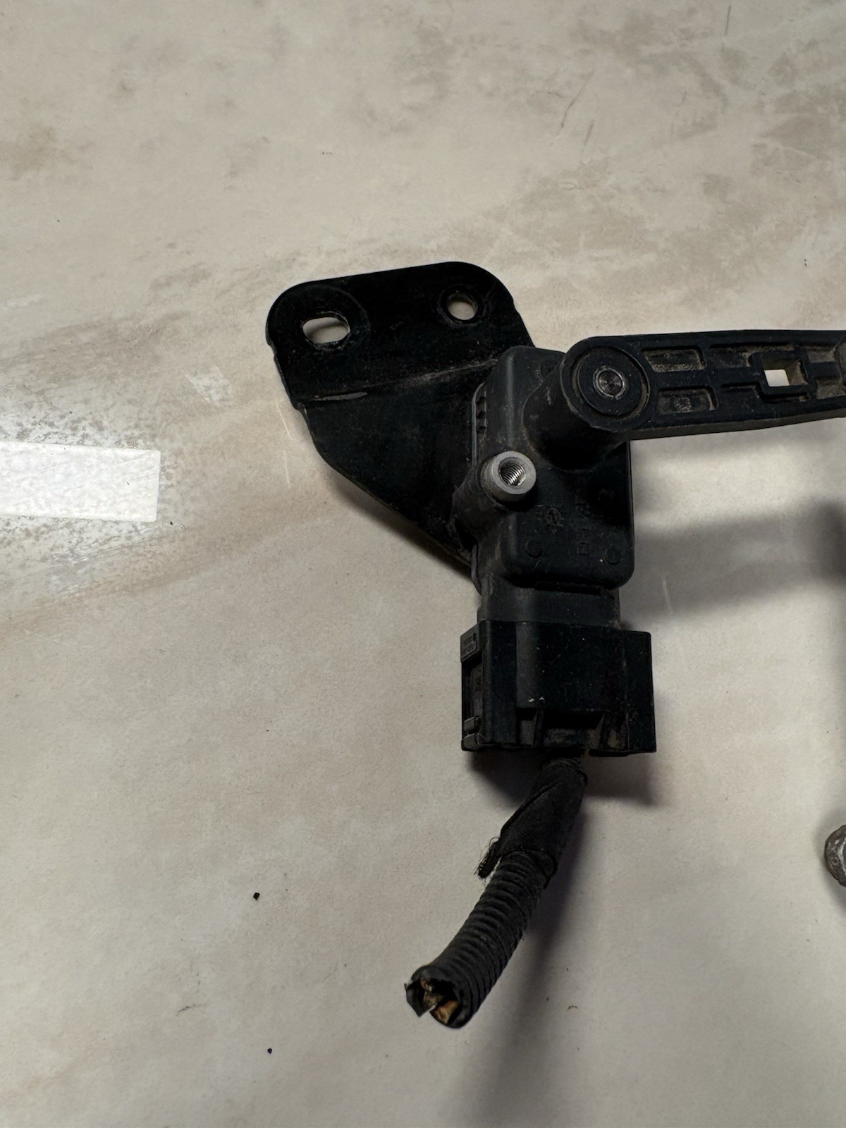 Maserati Levante 2017 Front Right Ride height sensor P/N 670037525