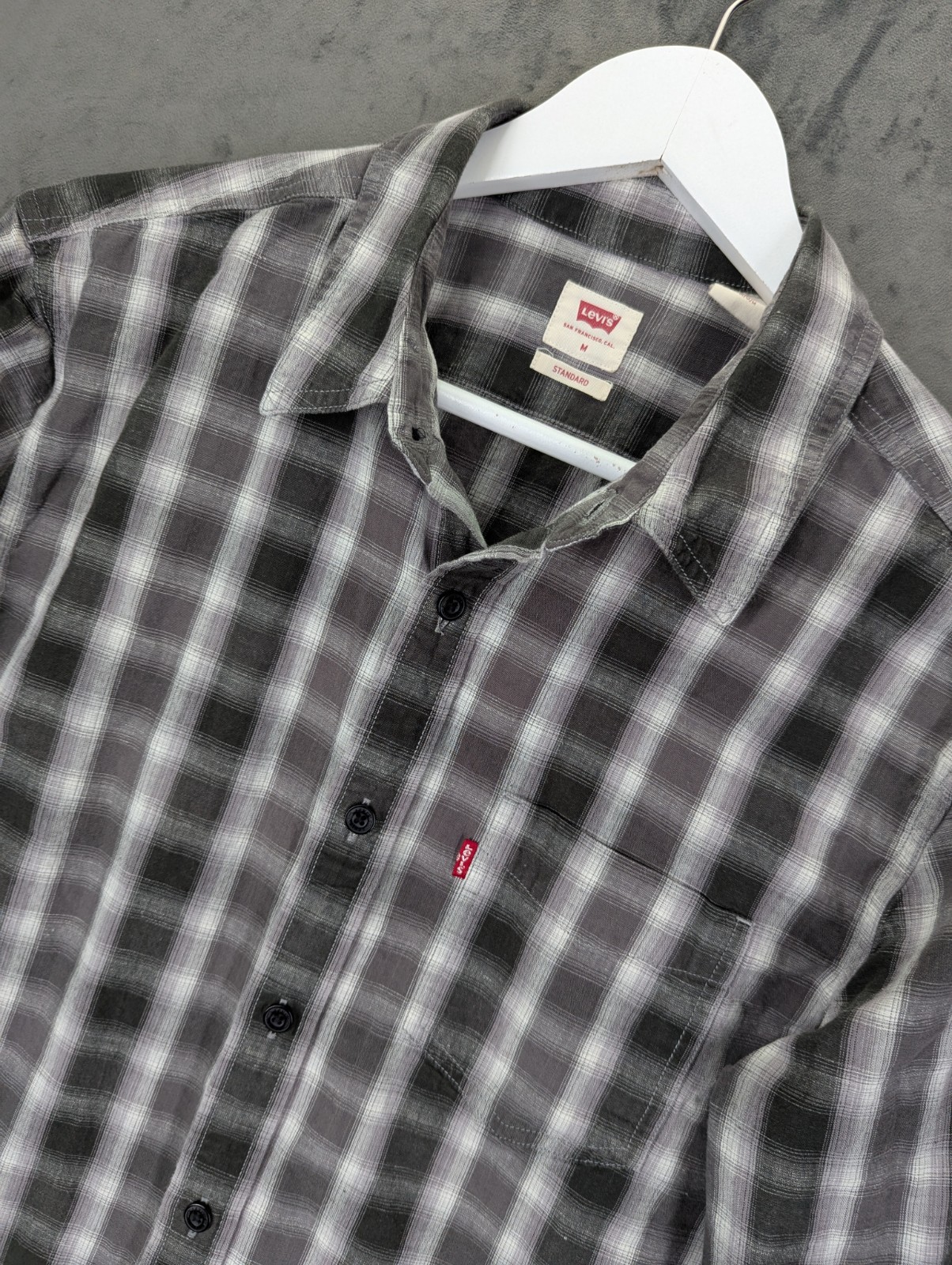 Levi's Men's Shirt Size Medium Slim Fit Long Sleeve Button Up Cotton One Pocket image 2