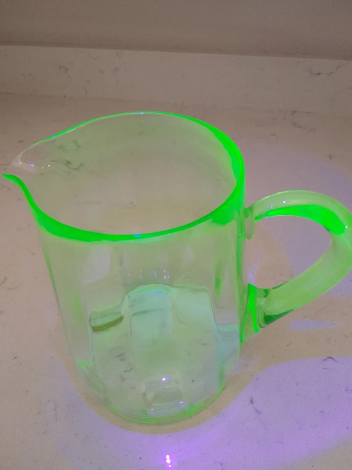 Jarra de vidrio de uranio verde vintage de los años 30 depresión grande 8" de alto excelente  Foto 3 de 4