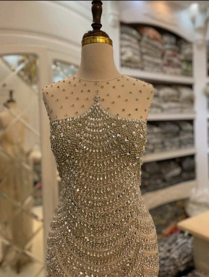 Tela de encaje con diamantes de imitación con cuentas de alta gama para vestido delantero, trasero y mangas Foto 2 de 4