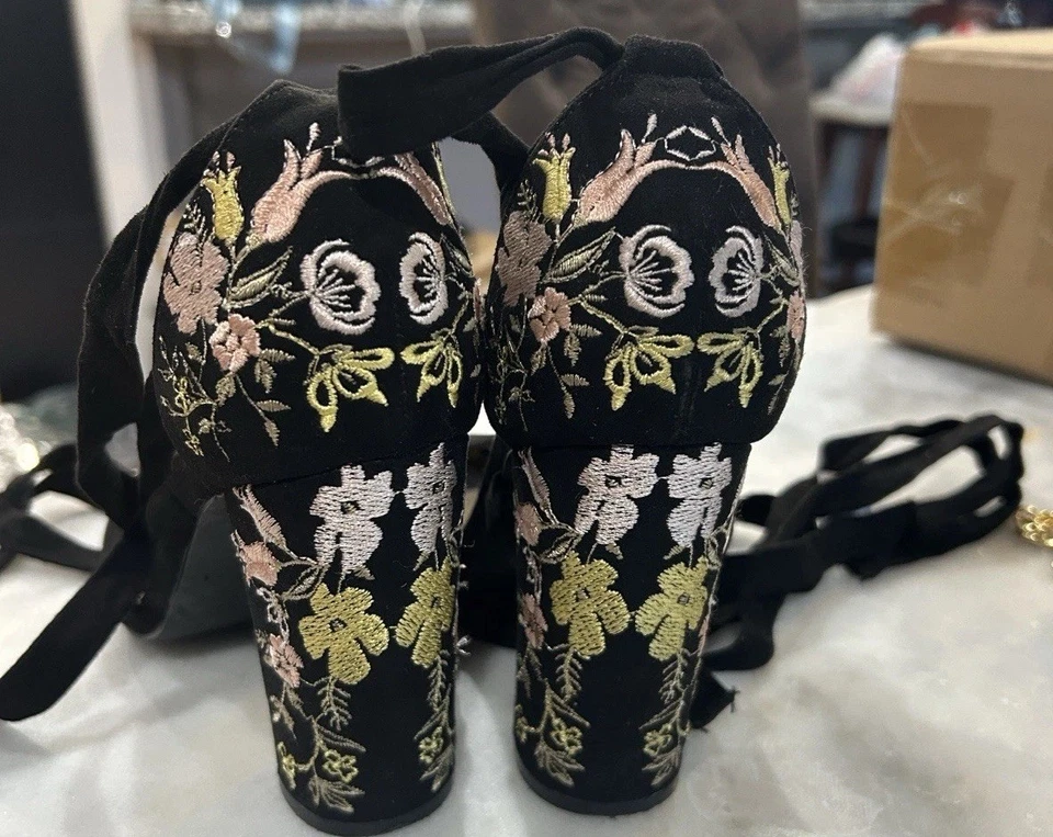 Tacones de gamuza Justfab negros florales bordados en bloque talla 8 Foto 3 de 4