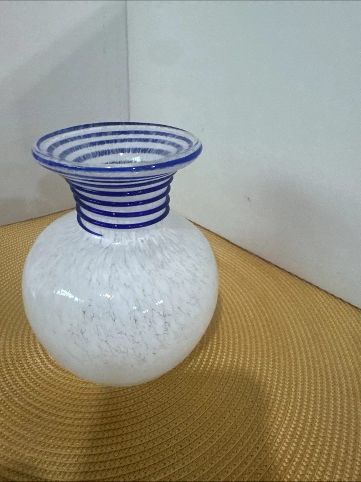 Jarrón de vidrio soplado PIER ONE 1 Imports estilo remolino azul cobalto Foto 3 de 4