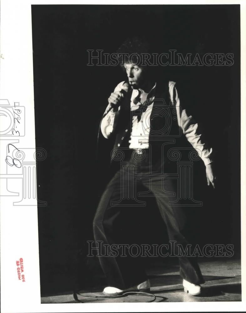 Press Photo Comedian Leo Sayer performs on Stage - ahtx00056