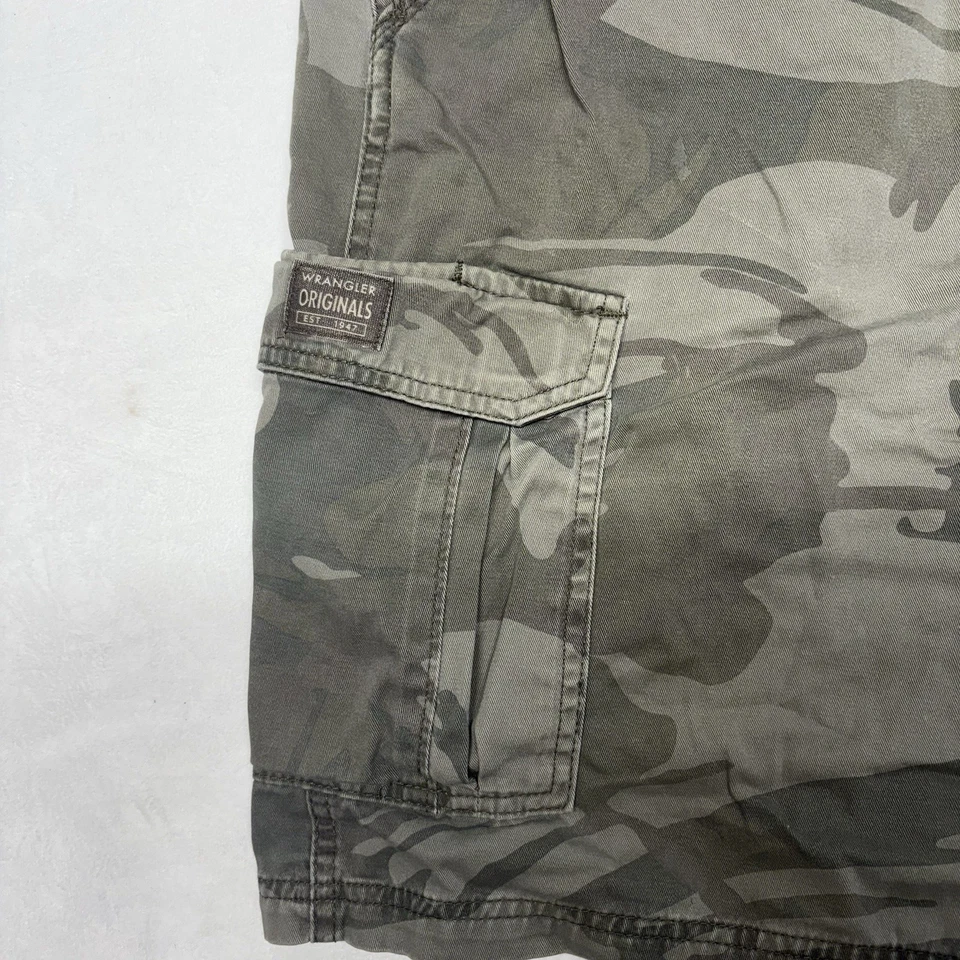 Wrangler Camo Relaxed Fit Cargo Shorts Casual Work Shorts 10in Inseam Men’s 38 - Image 3 of 4