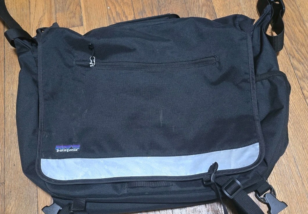 レア 90s patagonia メッセンジャーバッグ MADE IN USA Vintage Men's Patagonia Messaged Laptop Bag Black Hiking 90s