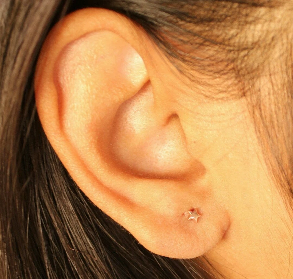 Mini piercing de estrella de oro macizo de 14k perforación corporal de oro delicada joyería celestial. Foto 4 de 4
