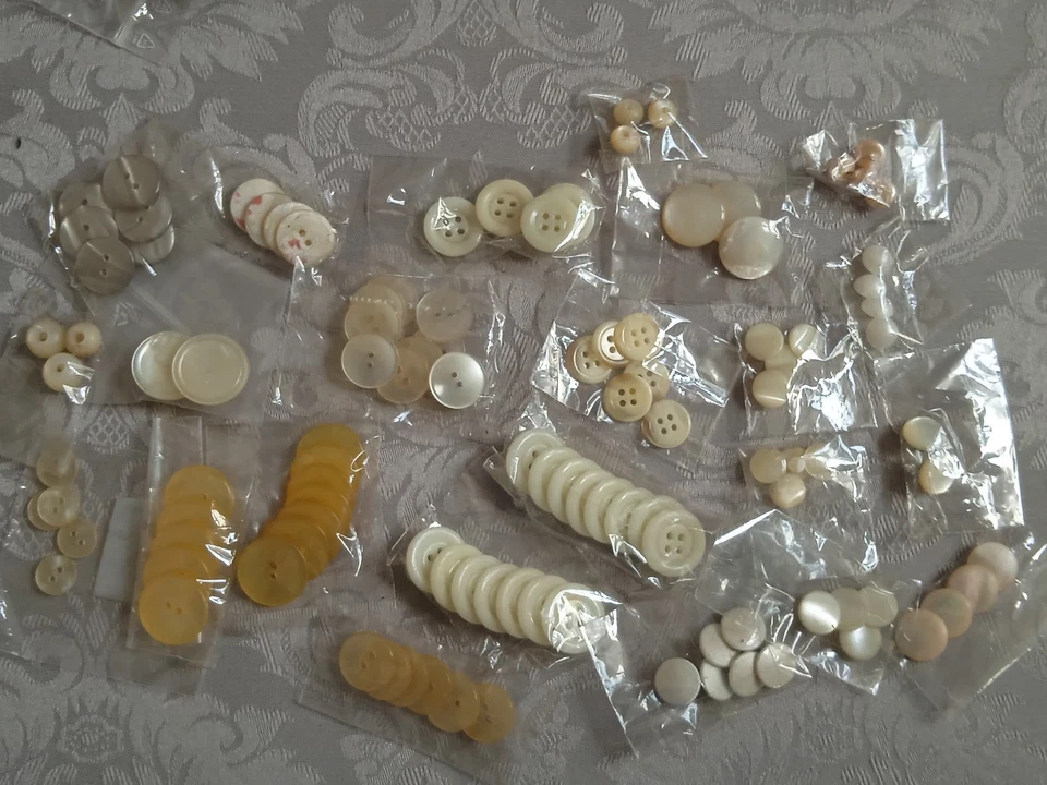 Gros Lot de Boutons - 690 Grammes - Métal Nacre Dorés et autre, Mercerie Couture - Photo 3/4