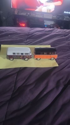 Two Kinsmart 1962 Volkswagon Buses 1:32 Scale Diecast